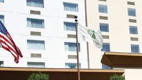 Los empleados del hotel dijeron ayer que  esperaban recibir  el pago de salarios atrasados con   la millonaria demanda.