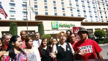 Los empleados del hotel dijeron ayer que  esperaban recibir  el pago de salarios atrasados con   la millonaria demanda.