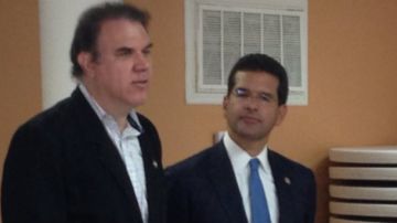 Alan Grayson (izquierda) agradece a Pedro Pierluisi su respaldo.