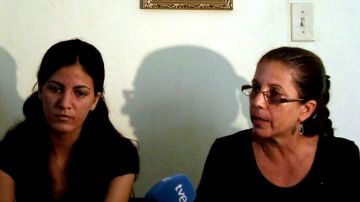Rosa Maria Paya, izquierda, hija de  Oswaldo Paya y su madre, Ofelia Acevedo, hablan en una conferencia en la Havana, Cuba el 1 de Aug. 2012.
