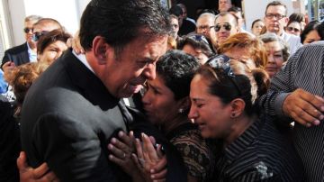 Humberto Moreira (i), llora con familiares después de una misa en honor a su hijo, José Eduardo Moreira, en la ciudad de Acuña en el estado mexicano de Coahuila.
