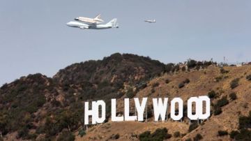 El transbordador Endeavour vuela sobre Los Ángeles, el pasado 21 de septiembre.