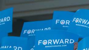 Simpatizantes de Barack Obama reciben a la Primera Dama Michelle Obama en la Universidad de Nevada en Reno, el miércoles 3 de octubre de 2012.