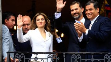 Felipe de Borbón junto a su esposa Letizia y el presidente de Ecuador, Rafael Correa.