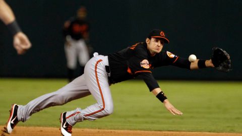 Los Orioles avanzan en los playoffs al vencer a Rangers en Arlington.