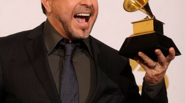 Luis Enrique sosteniendo en el 2010 el  Grammy  al Mejor álbum tropical latino, por su disco 'Ciclos'.