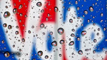 La palabra 'vote' se ve reflejada entre gotas de lluvia en  Danville, Kentucky; con el mural se intenta activar votantes.