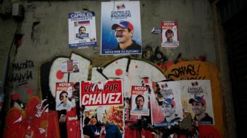 Pared en Caracas con carteles de promoción de los candidatos Hugo Chávez y Henrique Capriles para las elecciones del domingo.