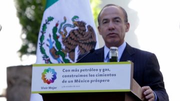 El presidente Felipe Calderón anuncia descubrimiento de nuevo yacimiento de petróleo, el Supremus 1, en aguas del golfo.