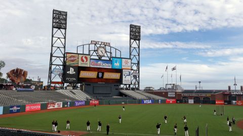 Una media docena de Gigantes estiran los músculos antes de sus entrenamientos de ayer en el AT&T Park de San Francisco.
