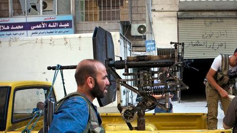 Soldados del rebelde Ejército Libre Sirio (ELS) se ven cargando un arsenal de armas antiaéreas en una furgoneta en Shaa, ciudad de Alepo, Siria.