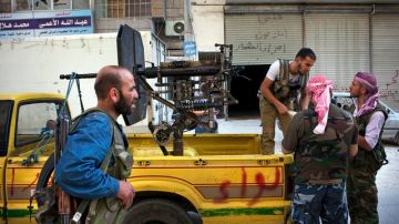 Soldados del rebelde Ejército Libre Sirio (ELS) se ven cargando un arsenal de armas antiaéreas en una furgoneta en Shaa, ciudad de Alepo, Siria.