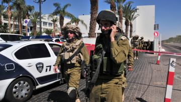 Soldados israelíes aseguran el área cercana al sitio donde un turista estadounidense mató a una persona y después fue abatido.
