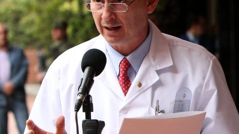 El Dr. Adolfo Llinás, da último parte del presidente, ayer.