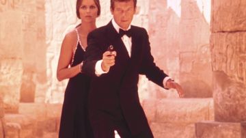 El actor Roger Moore (izq,) como Bond.