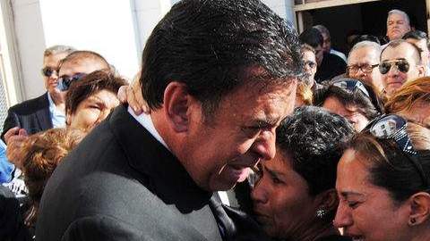 El el exgobernador de Coahuila, Humberto Moreira recibe el pésame de familiares y amigos por el asesinato de su hijo.
