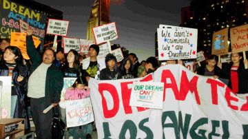 En esta foto de archivo, activistas y estudiantes participan en una vigilia en apoyo al DREAM Act en el Centro de Los Ángeles.