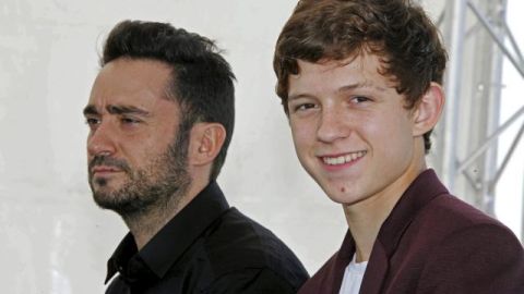El realizador Juan Antonio Bayona (i) y el actor Tom Holland en la presentación de "Lo Imposible".