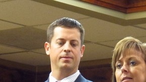 Susana Martínez, gobernadora de Nuevo México, habla sobre la captura de  Edward Salas; el gobernador de Chihuahua, a su derecha.