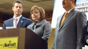 Susana Martínez, gobernadora de Nuevo México, habla sobre la captura de  Edward Salas; el gobernador de Chihuahua, a su derecha.