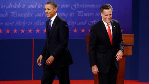 Mitt Romney va a su esposa, Ann, tras el debate que sostuvo el miércoles con Barack Obama.