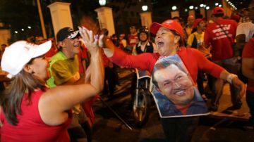 Seguidores de Hugo Chávez celebran el resultado de las elecciones.