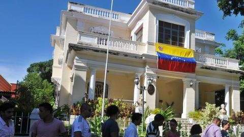 Un grupo de venezolanos hace fila para votar en el consulado de su país en La Habana.