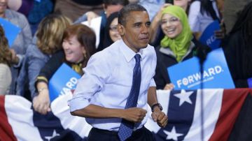 El Presidente Barack Obama sube al podio durante un evento de campaña en George Mason University, el viernes 5 de octubre de 2012.