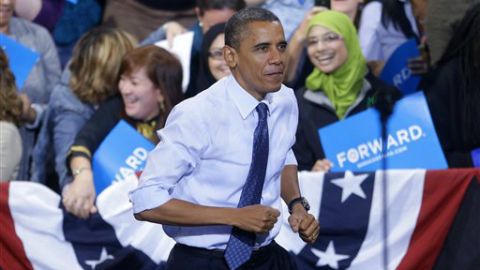 El Presidente Barack Obama sube al podio durante un evento de campaña en George Mason University, el viernes 5 de octubre de 2012.