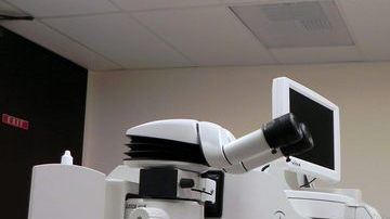 El doctor Carlos Martínez usa los equipos láser para ojos más avanzados del país.