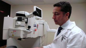 El doctor Carlos Martínez usa los equipos láser para ojos más avanzados del país.