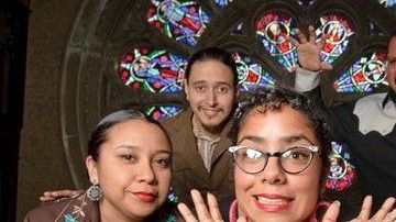 El grupo La Santa Cecilia estuvo encargado de la apertura musical del festival Cine + Más.