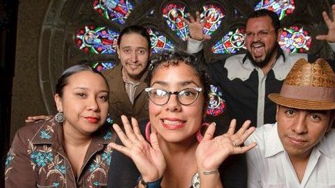 El grupo La Santa Cecilia estuvo encargado de la apertura musical del festival Cine + Más.