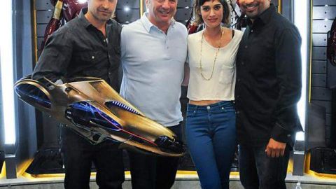 Hernández (der.) junto a actores de 'Item 47', Jesse Bradford, Louis D'Esposito y Lizzy Caplan.