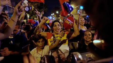 Simpatizantes del Presidente de Venezuela, Hugo Chávez, celebran tras conocerse los resultados electorales que le aseguran la reelección.