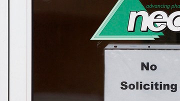 Un anuncio de 'No solicitar' cuelga de la puerta de una farmacia que distribuyó un esteroide ligado a un brote de meningitis.