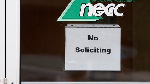 Un anuncio de 'No solicitar' cuelga de la puerta de una farmacia que distribuyó un esteroide ligado a un brote de meningitis.