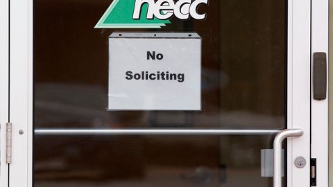 Un anuncio de 'No solicitar' cuelga de la puerta de una farmacia que distribuyó un esteroide ligado a un brote de meningitis.