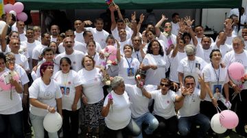 La Fundación Madres de la Candelaria posan junto a exparamilitares que se encuentran presos, en un acto en el que los convictos les pidieron perdón por haber atacado a sus hijos,  en Colombia.
