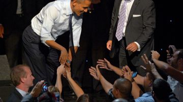 El Presidente Obama (izq.) saluda a sus simpatizantes ayer durante el concierto de recaudación de fondos en el Teatro Nokia de LA.