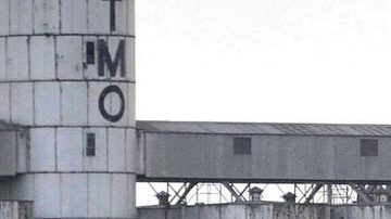 Una gran columna de humo sale de una gasolinera que ha sido alcanzada por uno de los  proyectiles sirios lanzado desde ese país y caído en Akçakale, Turquía, ayer.