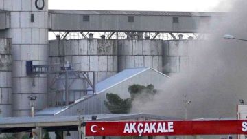 Una gran columna de humo sale de una gasolinera que ha sido alcanzada por uno de los  proyectiles sirios lanzado desde ese país y caído en Akçakale, Turquía, ayer.