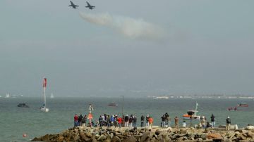 Una muchedumbre admira a los aviones Blue Angels de la Fuerza Naval el jueves, sobre la Bahía de San Francisco, durante un ensayo previo al inicio de Fleet Week.