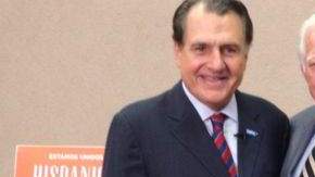 Rafael Hernández Colón, a la izquierda, departe con Carlos Romero Barceló.