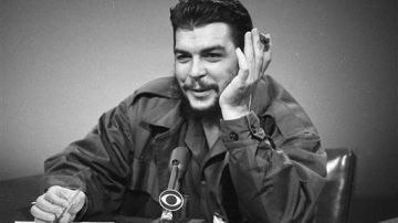 El “Che Guevara” se proponía realizar en Bolivia el adiestramiento para lanzar una “revolución continental”, pero con su tropa guerrillera ya mermada, el 8 de octubre de 1967 resultó herido y fue ejecutado en el poblado de la Higuera.