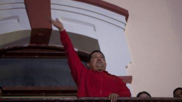 El presidente Hugo Chávez celebra su tercera victoria.