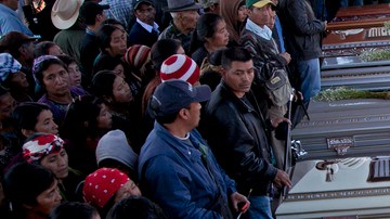 Familiares y amigos rodean los 6 ataúdes de víctimas, pero ahora dan cuenta de dos muertes más.