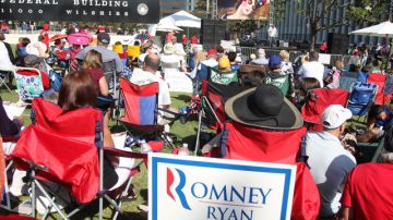 Cientos de simpatizantes del Partido Republicano disfrutan de la tarde frente al Edificio Federal en Westwood.