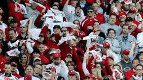 San Francisco vence a Cincinnati y fuerza a un cuarto partido.