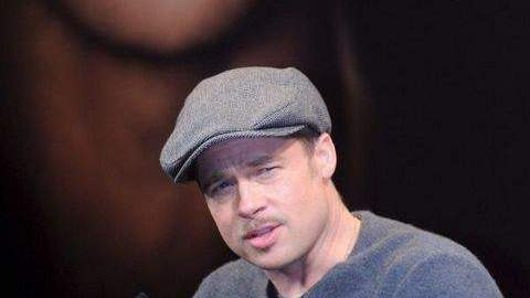 Tan terrenal parecer ser Brad Pitt, que se supo que durante su estancia en Reino Unido -junto a Angelina Jolie y sus seis hijos- se obsesionó con la limpieza.